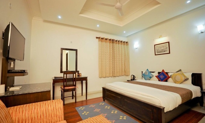 Basai House | Charming B&B with WiFi and AC in Wise Villa Agra 5