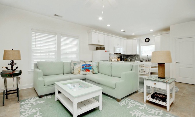 Atlantic Beach Apartment | Charming beachfront apartment w/beach access, pool central AC, & washer/dryer