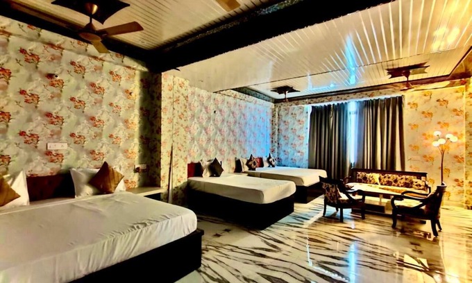 Varanasi Hotel | Charming bed & breakfast with 15 bedrooms and AC, WiFi in vibrant Varanasi