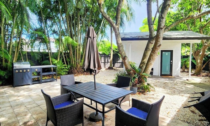 Country Walk Bed & Breakfast | Charming bed & breakfast with WiFi and AC in lovely Miami