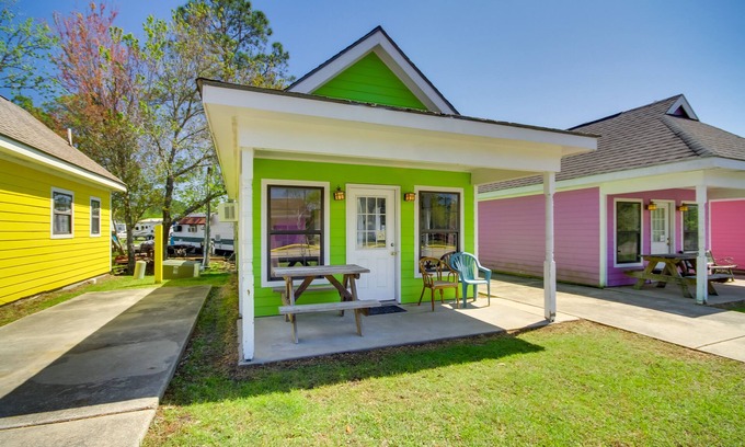 Biloxi Apartment | Charming Biloxi Studio w/Community Pool & Lake!