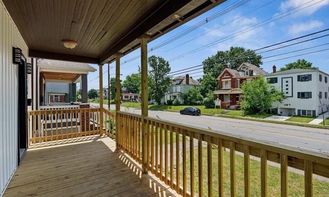 Livingston Park House | Charming Blue Castia – Modern 3 BDR Mins to Downtown and Attractions!