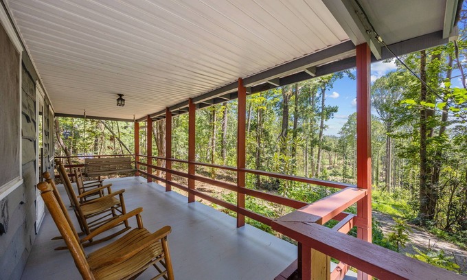 Skyland Cabin | ~Charming Cabin in Arden NC~near Shopping~Airport~Dining