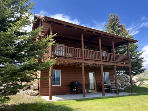 Shining Mountains House | Charming Cabin with Spectacular Mountain Views near Madison River in Ennis, Montana