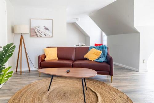 Lincoln Terrace Apartment | Charming Carriage Cottage from 1920s