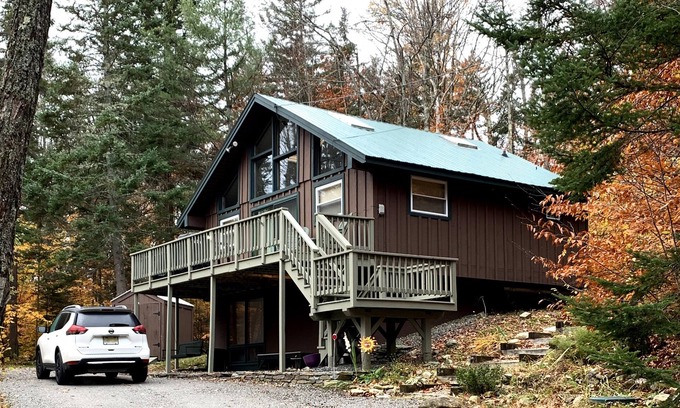 Stratton House | Charming Chalet nestled in the woods of Stratton, close to ski resorts & more