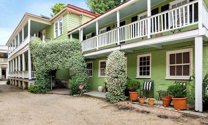 Charleston Historic District House | Charming Charleston Suite |Sleeps 4| Historic Area