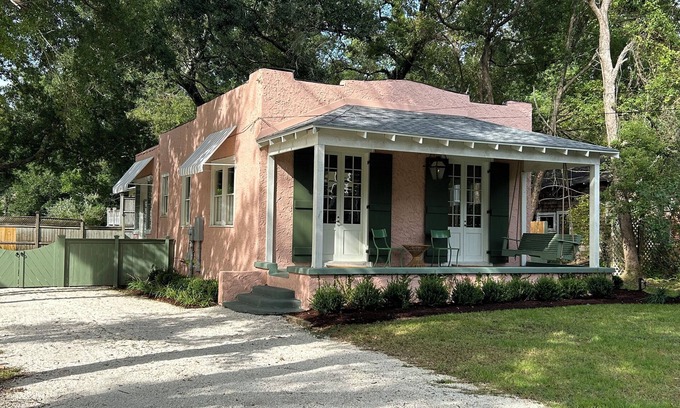 Fairhope Cottage | Charming Coastal Cottage in Fairhope, steps away from Mobile Bay