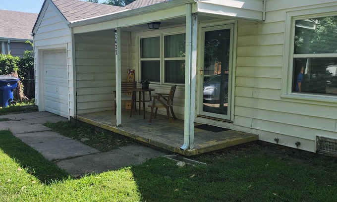 Wichita House | Charming comfortable Mid- term 2-bedroom house with WiFi, Wichita