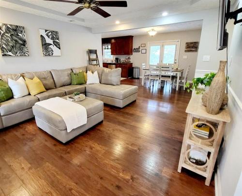 Pine Forest House | Charming Comfy Retreat - Crib, Pet-Friendly, 7 miles to Ft Bragg, Veteran-Owned