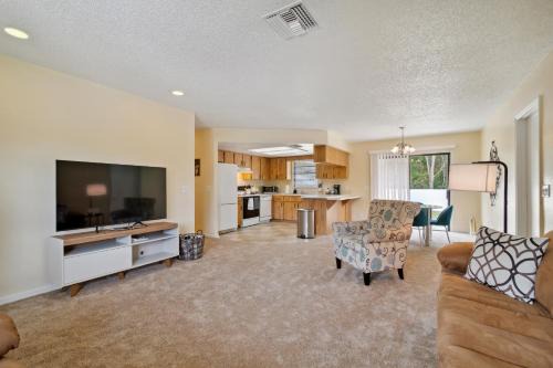 Crystal River House | Charming Cottage Escape home