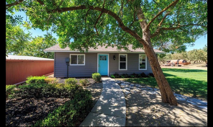 Waterford Cottage | Charming cottage located on a secluded farm nestled between SFO and Yosemite NP!