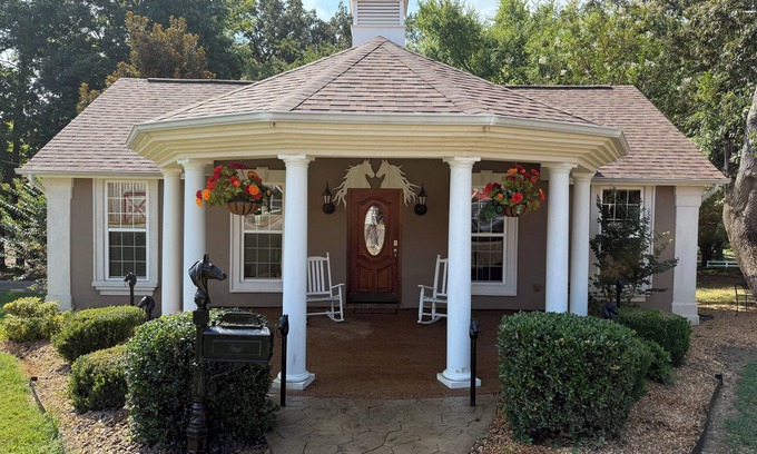 Idlewild House | Charming Cottage on 70 acre Horse Ranch, 14 miles from I-40, Carroll County, TN