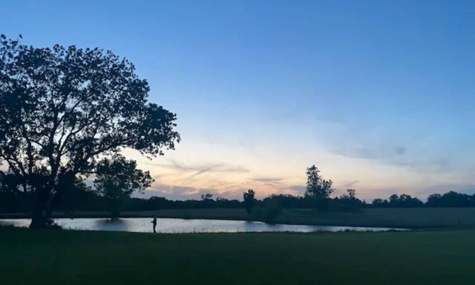 Lamont House | Charming Country Retreat in Burlington, KS