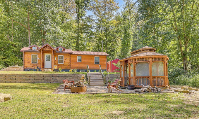 Zanesville Cabin | Charming Couples Cabin on 40 Acres in Zanesville