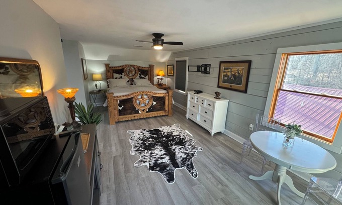 Lebanon Apartment | Charming Cozy Cabin Studio Close to Nashville with Great Tennessee Views
