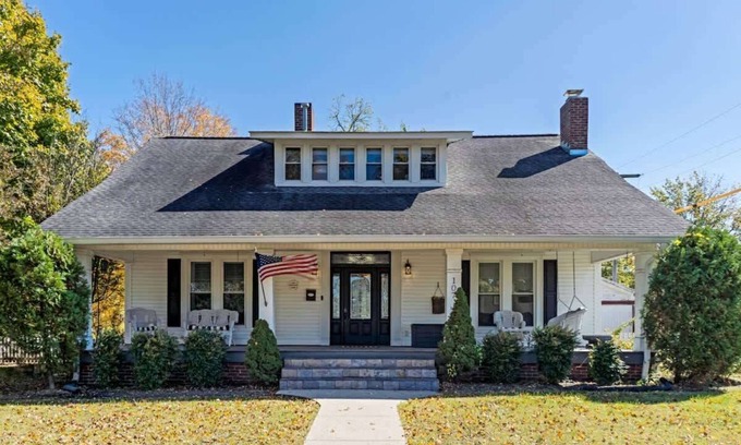 Dickson House | Charming Craftsman Home in Dickson | Pet Friendly