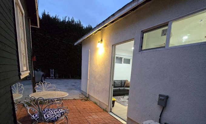 Pico-Union Apartment | Charming detached guesthouse with WiFi and AC in delightful Los Angeles