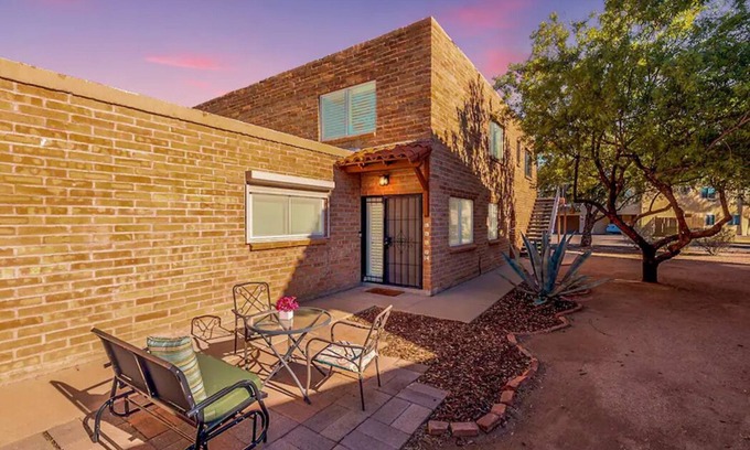 Tucson Condo | Charming dog-friendly, 2BR/1BA w/Pool, Mountain Views – Low Summer Rates! 🏖️n