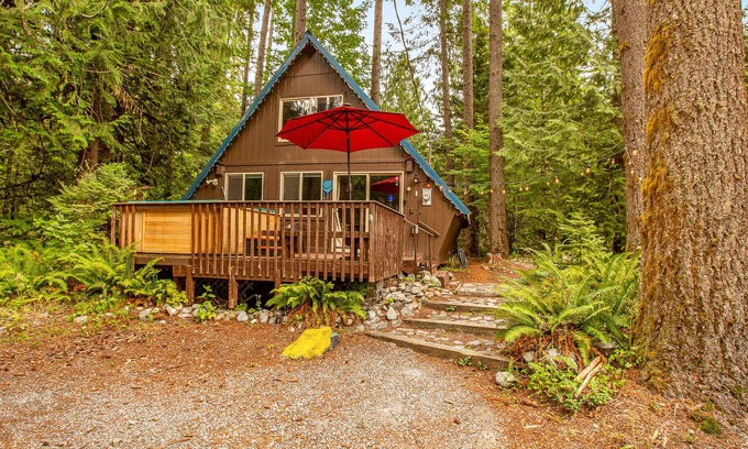 Skykomish Cabin | Charming dog-friendly cabin with mountain view, grill, & hot tub