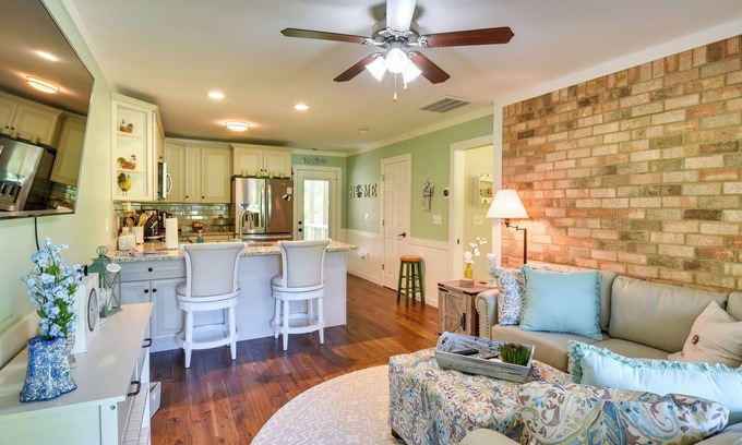 Watkinsville House | Charming Duplex: 12 Mi to UGA & Sanford Stadium!