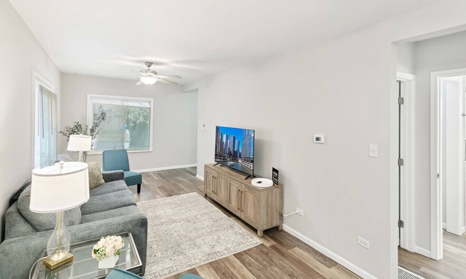 Waukegan House | Charming Family home near Great Lakes Naval Base!