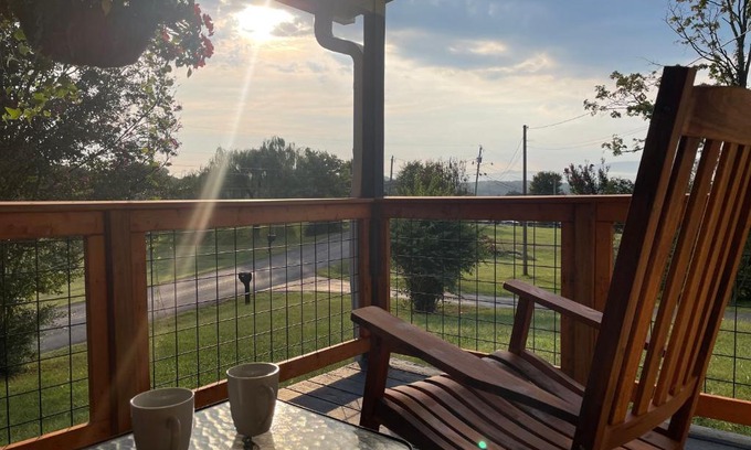 Dandridge House | Charming Family Lakeview Cottage 3 min to lake