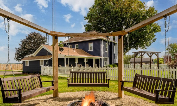 Berrien Springs House | Charming farmhouse nestled along Michigan's wine trail