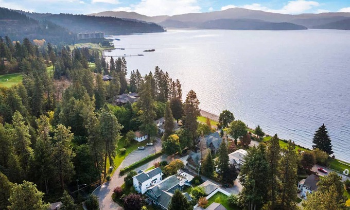 Coeur d'Alene Cottage | Charming garden retreat near lakes & golf - walk to Sanders Beach