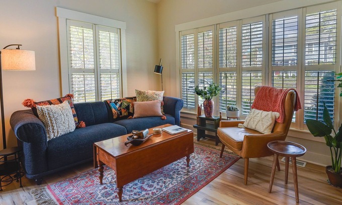 Granville Apartment | Charming Granville Home w/Porch - Walk Downtown!