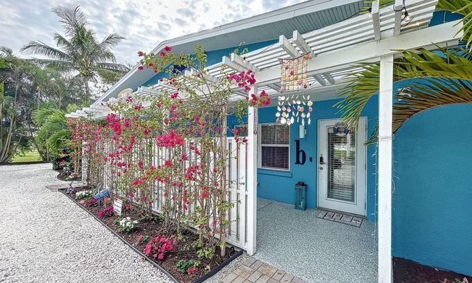 Ilexhurst Cottage | Charming Ground Level Resort Style 3unit condo unit B a few steps from the beach