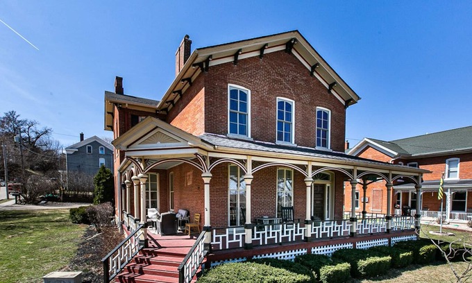 Dubuque House | Charming Historic 4 Bedroom with Hot Tub