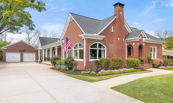 Buford House | Charming historical 4-bedroom house in Downtown Buford, GA.