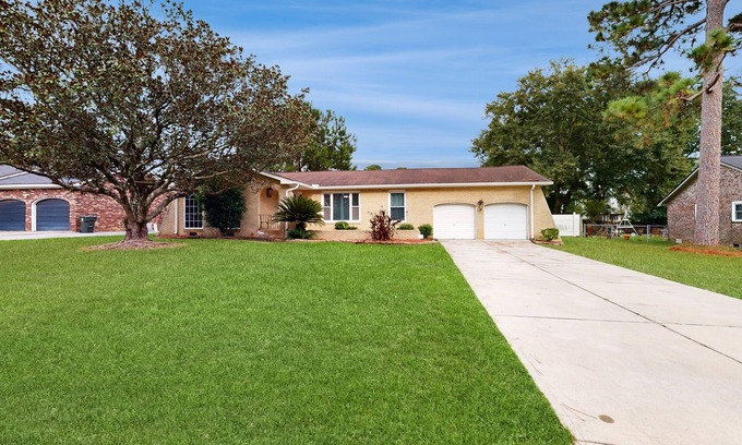 Goose Creek House | Charming home- Dog Friendly, Private Pool w/Private Putting Green