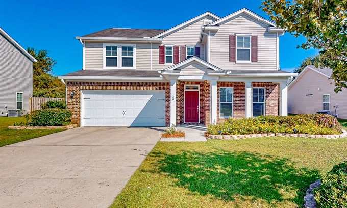 Port Wentworth House | Charming home in great location with fenced yard, AC, & W/D