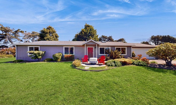 Cleone House | Charming Home with Ping-Pong and Free WiFi - Short Walk to Parks and Shops