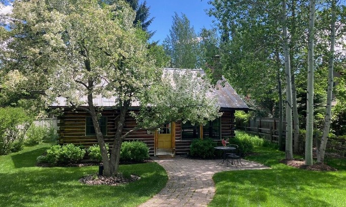Ketchum Cottage | Charming Honeymoon Cabin in West Ketchum: A Sun Valley Getaway