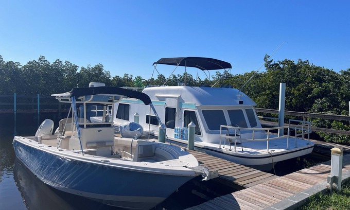 Palmetto Boat Rental | Charming house boat in serene Palmetto.