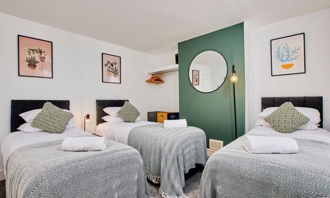 Sheffield House | Charming House Great Location Free Parking Fast Wifi Smart TV