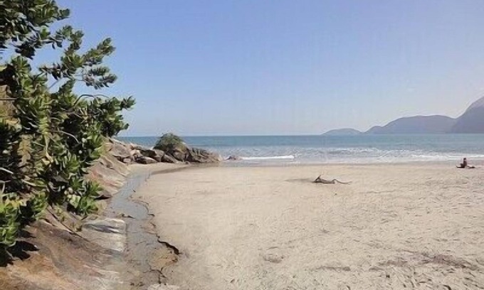 Barequecaba House | Charming house of architect, 80 meters from the beach, within Condominium.