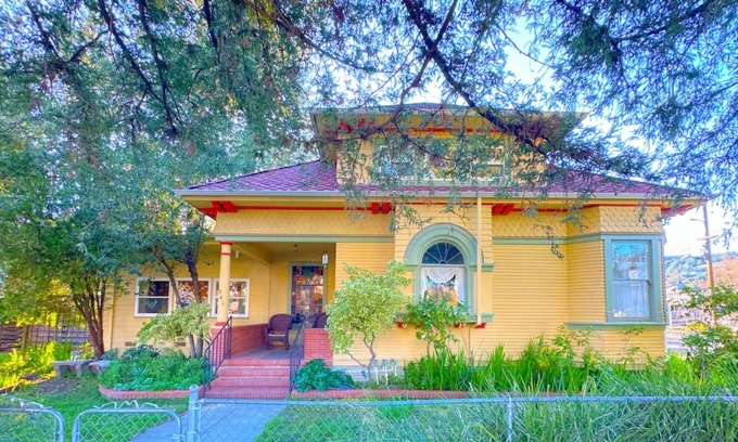 Cloverdale House | Charming house with full kitchen & w/d, great location & dog-friendly