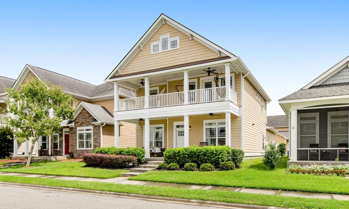 Port Wentworth House | Charming, immaculate coastal home with furnished porches, AC, & washer/dryer