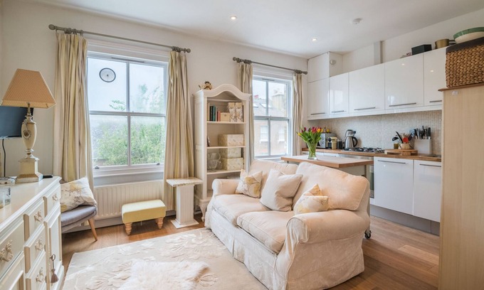 Chelsea Riverside Apartment | Charming in Chelsea, by Veeve