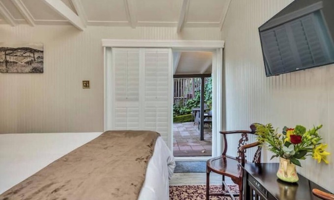 Calistoga Hotel | Charming King Room, Private Entrance and Garden Area. Pet-Friendly!