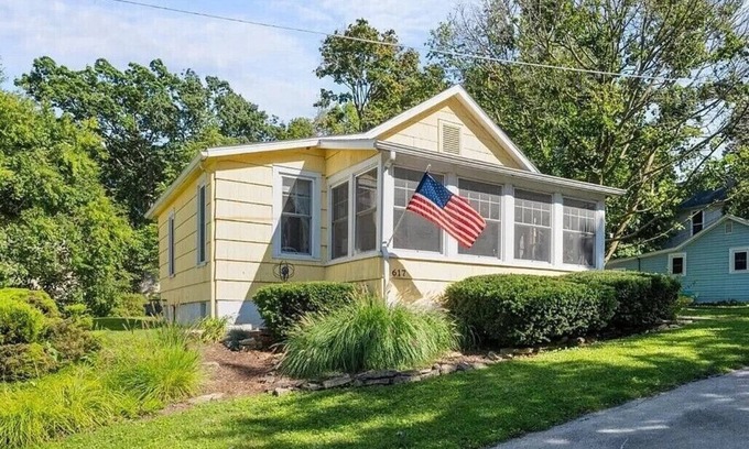Lakeside Cottage | Charming Lakeside Cottage