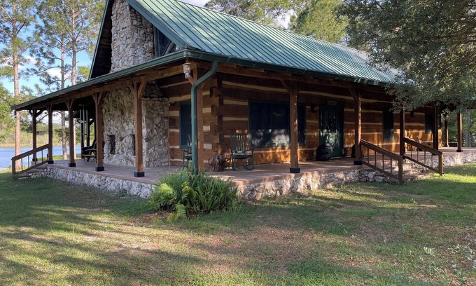 Paisley Cabin | Charming Lake Front Cabin