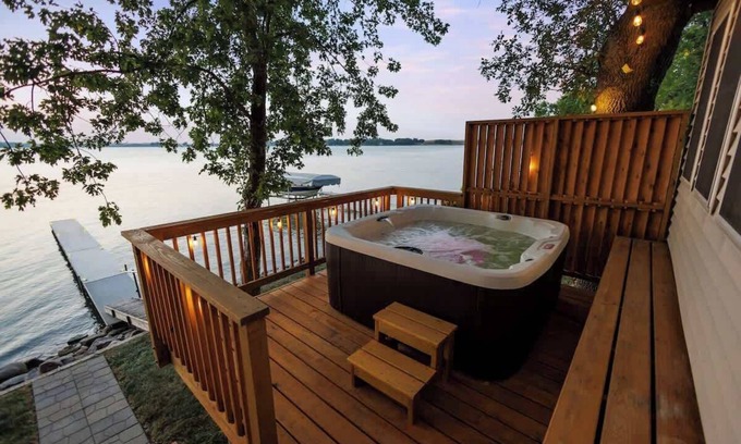 Estelline House | Charming Lake House, Hot Tub, Sauna, Private Dock