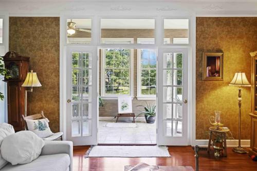 Charleston House | Charming Lakefront Home in Maclaura Hall