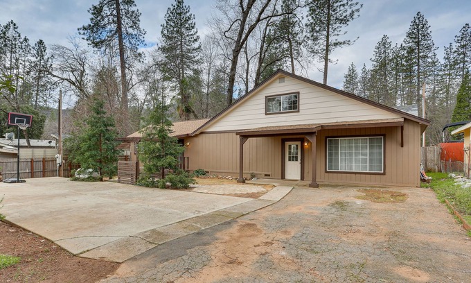 Lakehead-Lakeshore Cabin | Charming Lakehead Cabin: Walk to Shasta Lake!