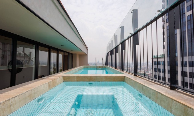 Ixtacalco Apartment | Charming Loft near Reforma Avenue with Roof Pool.
